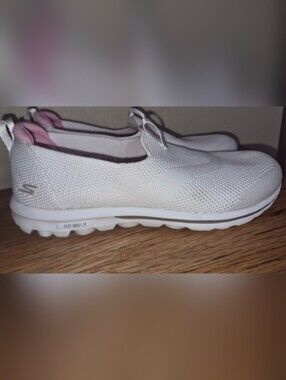 Skechers Go Walk slip-on walking shoes, Excellent Condition! Size 7.5